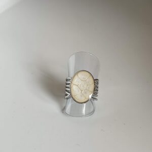 Bague ajustable striée blanc nacré acier inoxydable de face