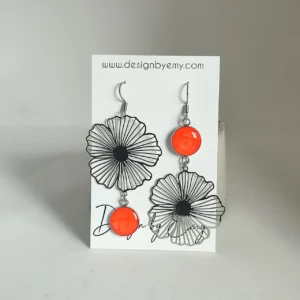 Boucle d&rsquo;oreille été dépareillées fleur orange fluo