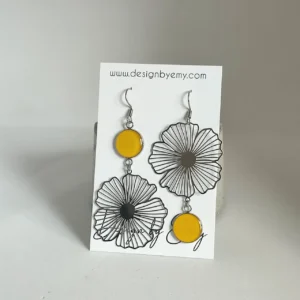 Boucle d&rsquo;oreille Joyeuse dépareillées fleur jaune