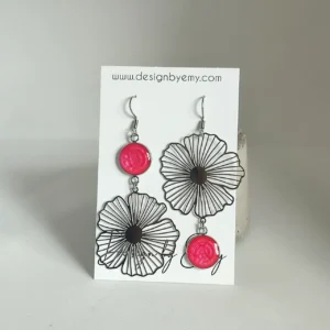 Boucle d&rsquo;oreille Merveilleuse dépareillées fleur rose fluo
